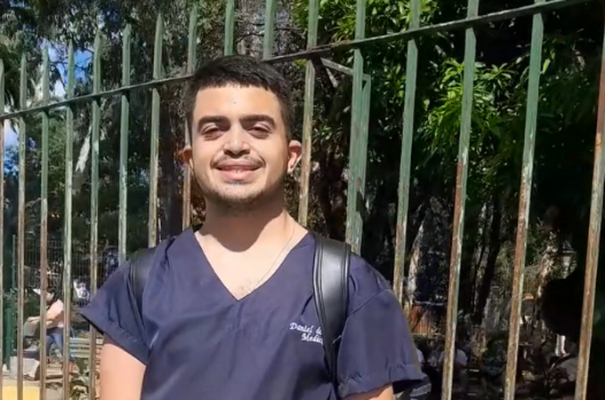 Pai se emociona ao deixar filho no primeiro dia de estágio em hospital de Fortaleza