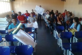 Aprovados em concurso protestam contra a nomeação mínima, em São Sebastião