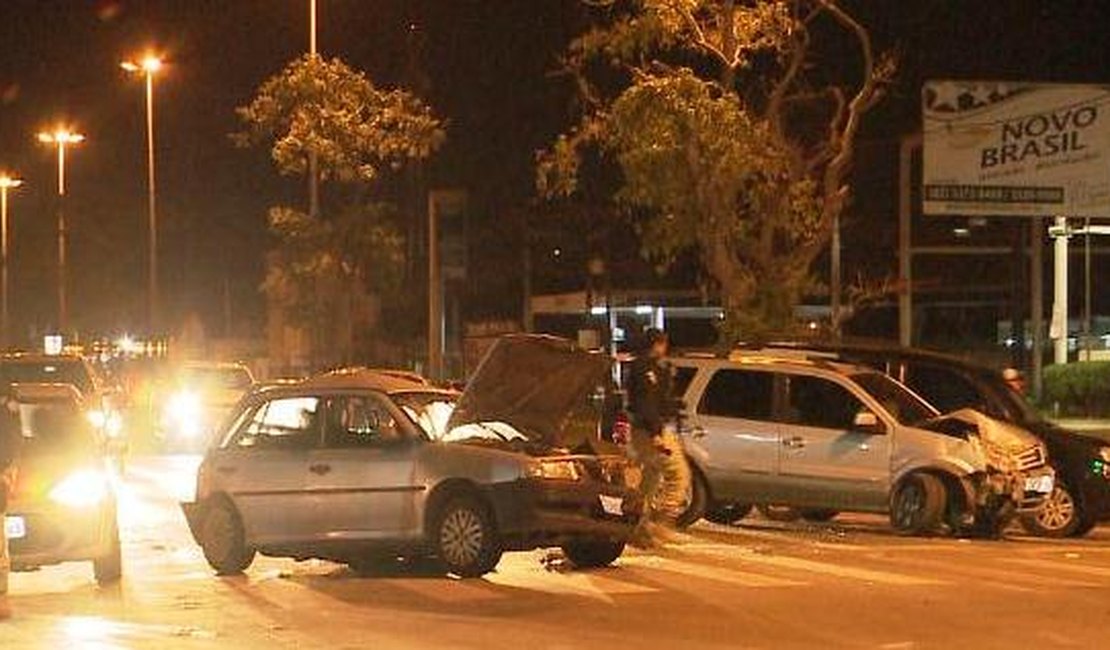 Condutor é detido após colisão com veículos que resultou em criança presa às ferragens