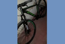 Câmera de segurança flagra furto de bicicleta no bairro Brasília, em Arapiraca