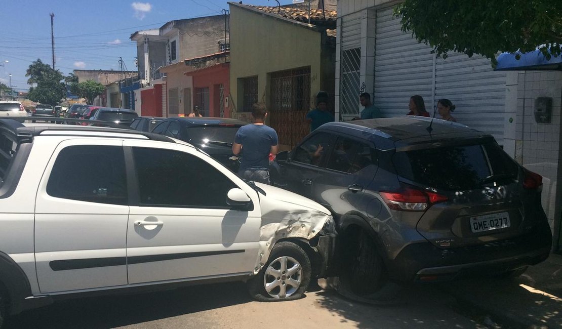 Jovem fica ferido após perder controle da direção e causar colisões entre veículos em Arapiraca