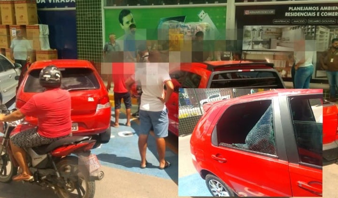 Populares quebram vidro de veículo para retirar crianças esquecidas pelos pais no interior do mesmo, em Arapiraca