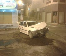 Taxista não obedece sinalização e provoca acidente no Parque Ceci Cunha em Arapiraca