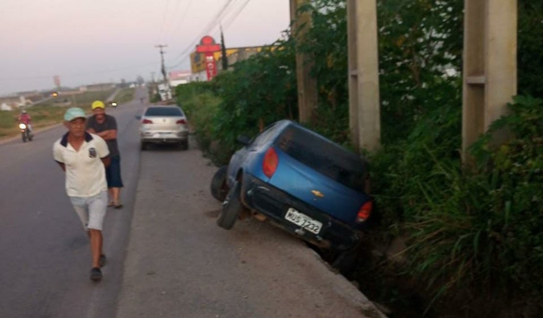 Motorista perde controle da direção e carro cai em vala na AL-220