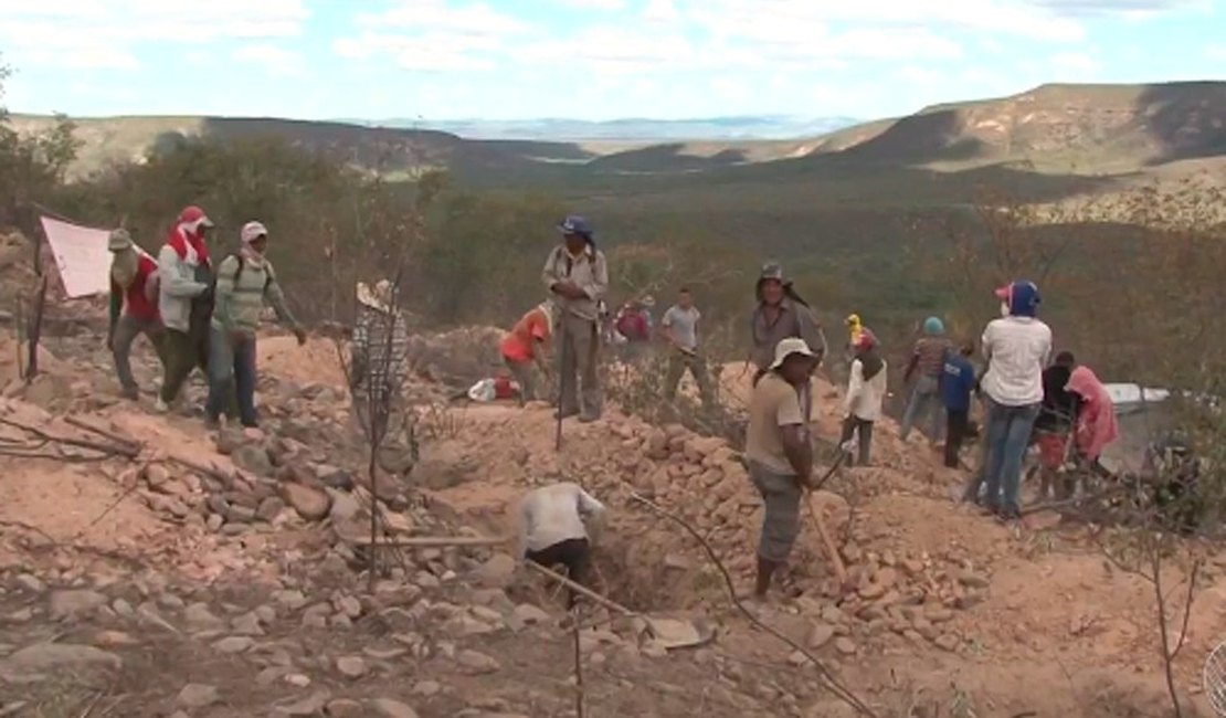 Descoberta de jazida de ametistas atrai centenas de pessoas a cidade no norte da Bahia