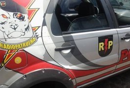 Bandidos invadem agência dos Correios e roubam arma de vigilante