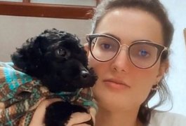 Modelo afirma que não é racista porque tem cachorra preta: “Nem pensei na cor”