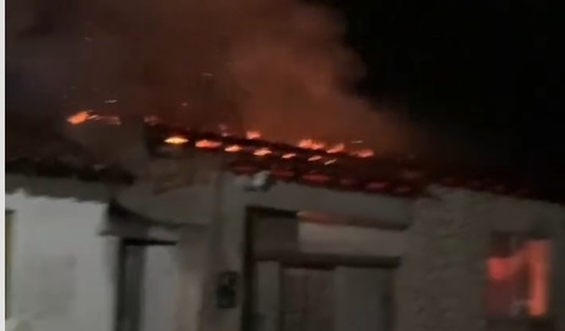 Suposto incêndio criminoso destrói casa em São José da Tapera, no Sertão de Alagoas