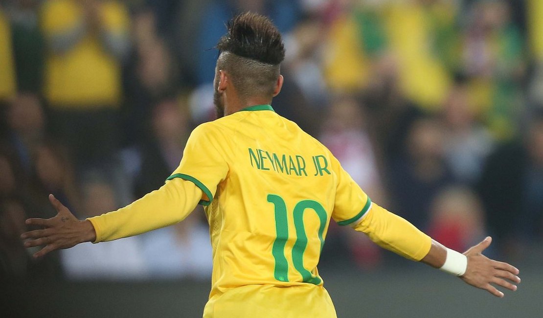 Caldeirão turco grita Neymar e assiste a show brasileiro