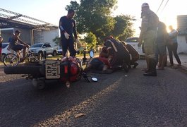 VÍDEO. Motociclista fica ferido ao ser atingido por automóvel na Avenida Ceci Cunha, em Arapiraca