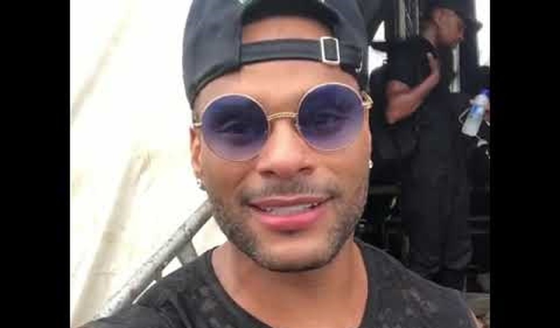 Cantor Tony Sales se envolve em confusão após atraso para show, em Capela