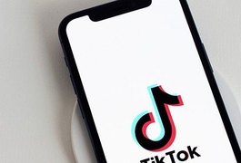 Menino de 12 anos sofre parada cardíaca ao inalar desodorante para 'desafio' do TikTok