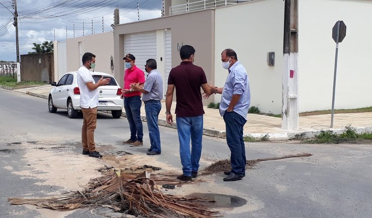 Vereador Fabiano Leão aciona Infraestrutura para tapar buraco no Itapoã
