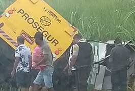Sete pessoas ficam feridas em acidente com van e carro-forte na região Norte do estado