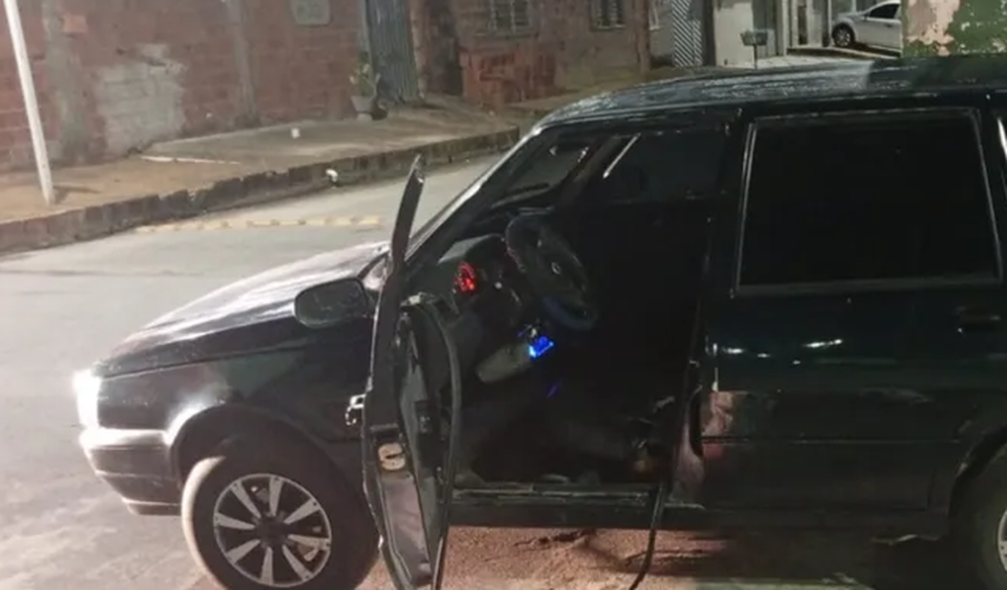 Homem é assassinado a tiros ao lado de carro na parte alta de Maceió