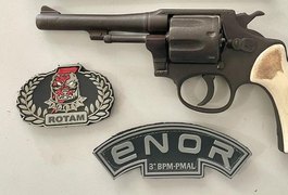 Indivíduo é preso com arma de fogo escondida em caixote de engraxate, em Arapiraca