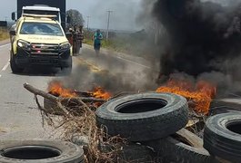 Manifestantes protestam contra a falta de água e fecham rodovia no interior alagoano