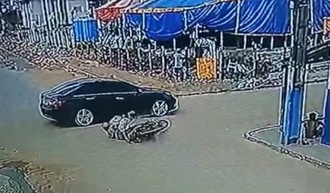 Vídeo: Mãe e filha caem de moto durante acidente em cruzamento em Arapiraca