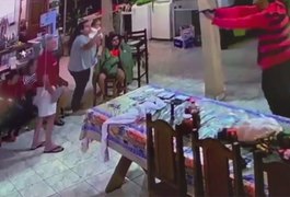 VÍDEO. Homem tenta defender família durante assalto, joga cadeira em bandido e acaba morto