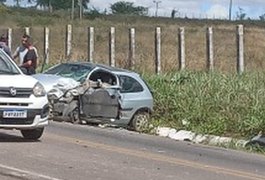 Homem fica preso às ferragens e gravemente ferido em colisão na ﻿BR-316, em Palmeira dos Índios