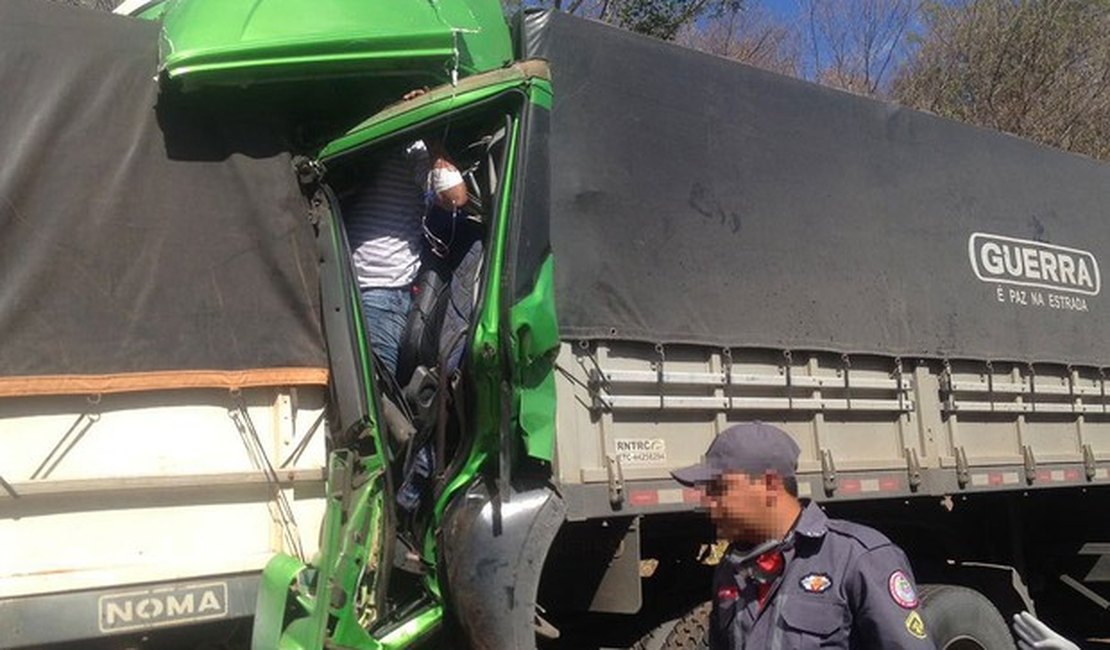 Motorista sobrevive após ser prensado por cabine de carreta em batida na BA