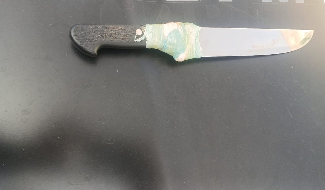 Homem é flagrado com faca durante patrulhamento da PM no bairro Manoel Teles, em Arapiraca