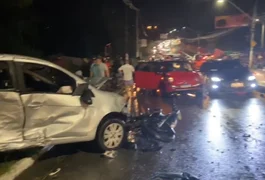 Motociclista morre e quatro pessoas ficam feridas em acidente entre quatro veículos em Maceió
