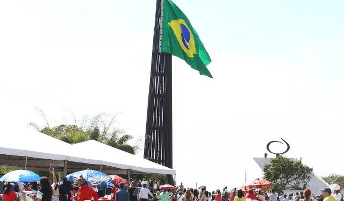 Cerimônia de troca da Bandeira do Brasil abre semana da Pátria