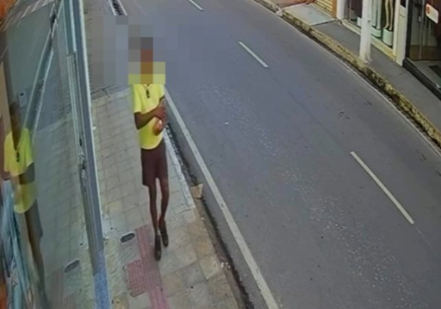 VÍDEO: Ladrão é flagrado quebrando vidraça de loja para furtar pares de calçados no Centro de Arapiraca