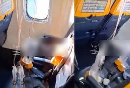 Passageiro é parcialmente sugado para fora de janela quebrada de avião durante voo