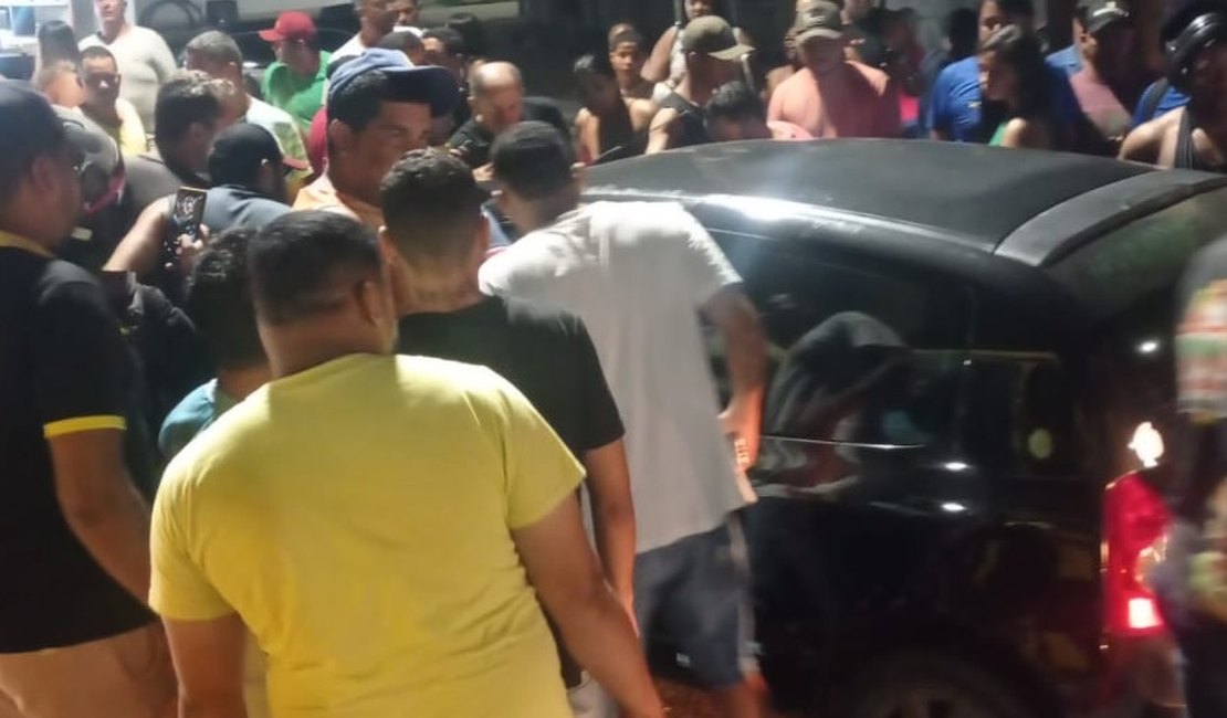 Homem é morto com vários tiros em praça da cidade de Penedo