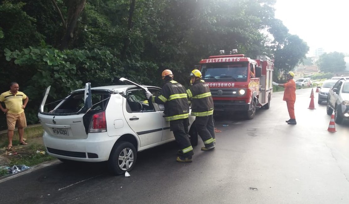 Carro capota e deixa feridos na Ladeira Geraldo Melo