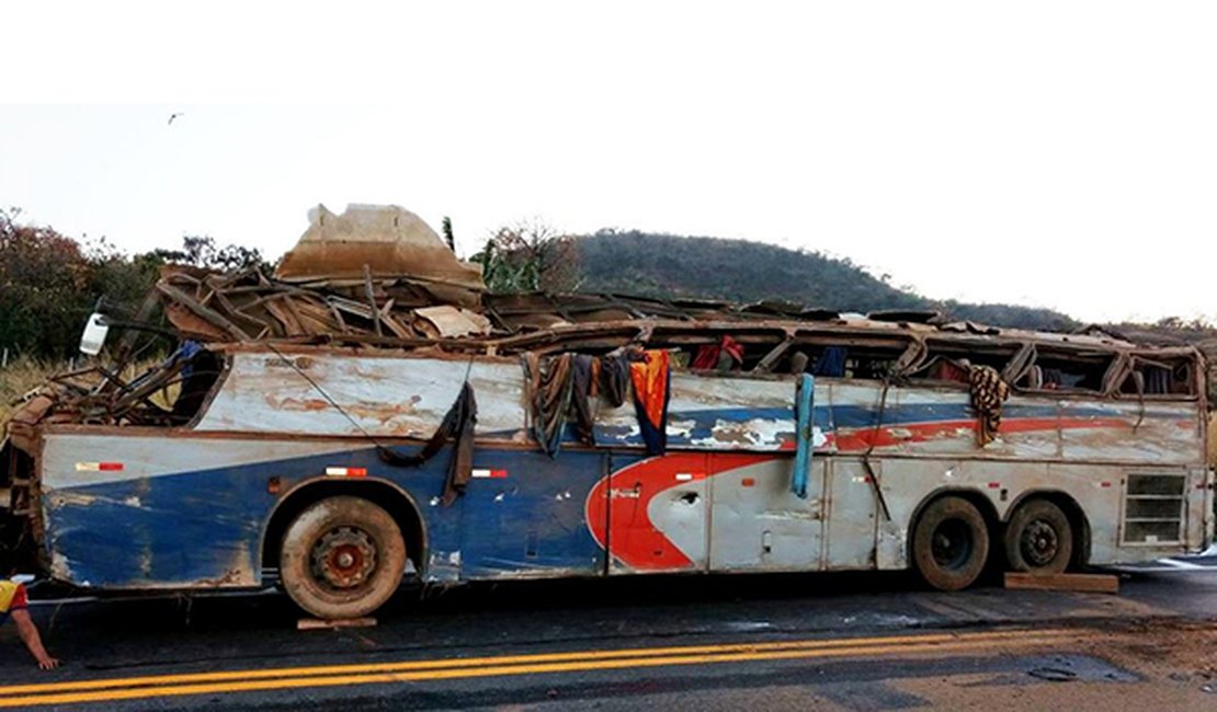 'Estava superlotado', diz delegada que apura acidente com ônibus de Alagoas