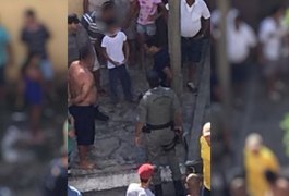 População se revolta e amarra em poste homem que batia em ex-namorada