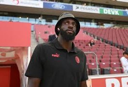 Vídeo. Policial suspende abordagem ao notar que suspeito retirado de carro na verdade era jogador do Milan