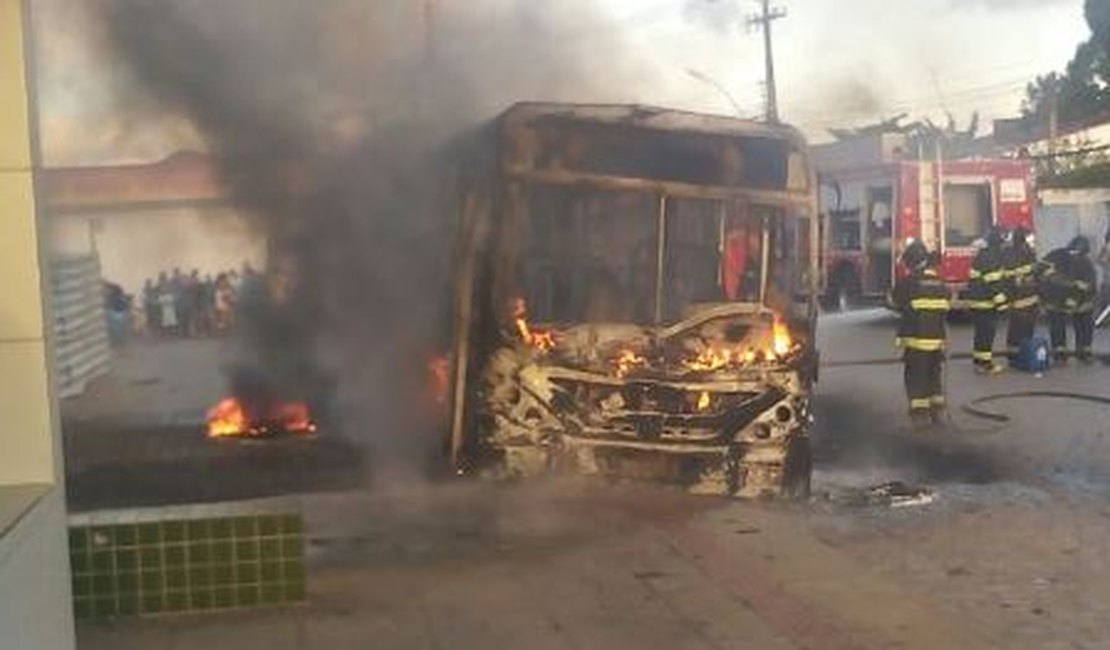 Criminosos incendeiam ônibus no terminal do Benedito Bentes