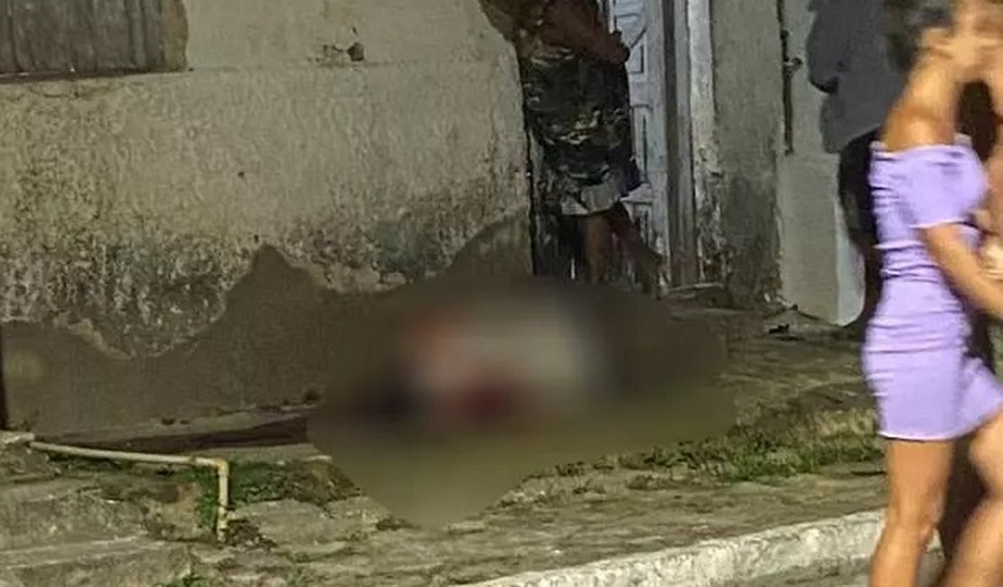 Homem é morto com disparos de arma de fogo em frente a sua residência, em São Luís do Quitunde