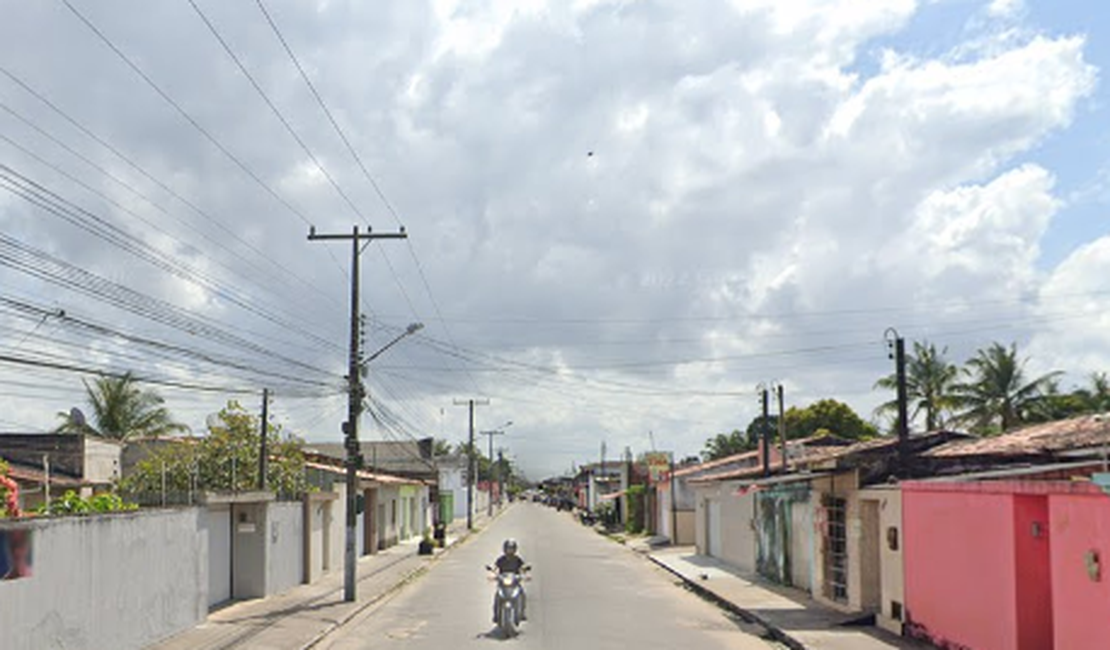 Homem sofre ferimentos em batida envolvendo carro e moto no bairro Brasília