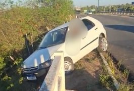 Carro fica pendurado em viaduto na AL-220 próximo ao Shopping de Arapiraca