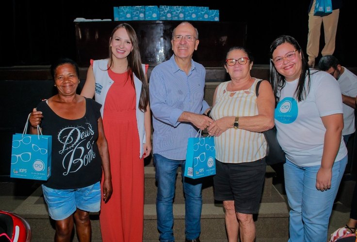 Moradores de Penedo recebem mais de 700 óculos do '﻿﻿﻿Programa Sua Vida Com Um Novo Olhar'