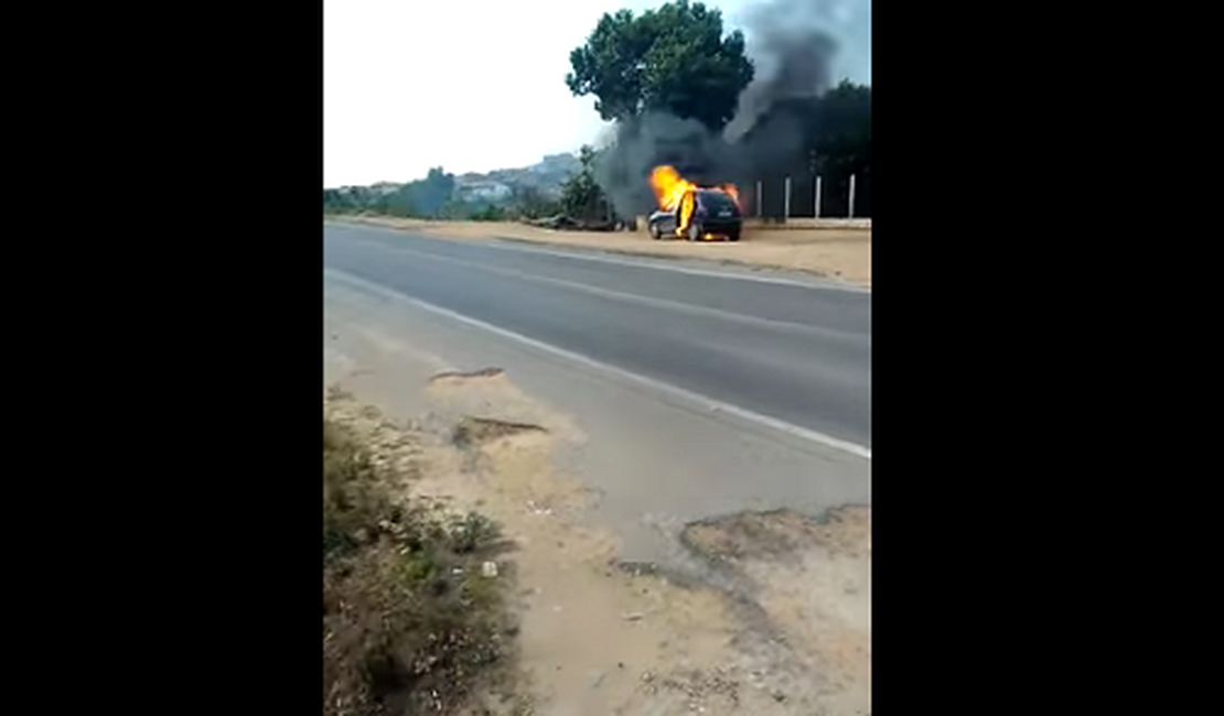 VÍDEO. Automóvel com placa de Alagoas incendia em rodovia de Pernambuco