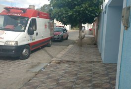 Jovem ameaça com faca mulher e é apedrejado pela população em Arapiraca