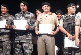 Policiais recebem homenagem da cúpula da Segurança Pública no Teatro Deodoro