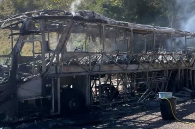 Ônibus utilizado pelas bandas Djavú e Bonde do Forró fica destruído após incêndio
