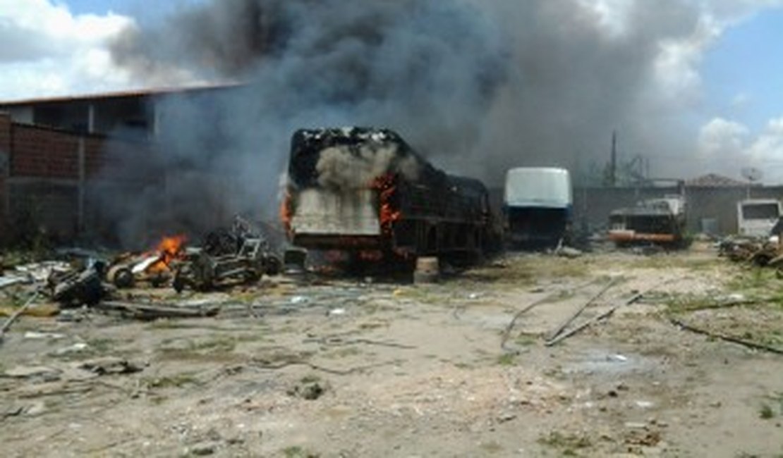 Maçarico solta faísca, provoca incêndio e destrói ônibus, em Rio Largo