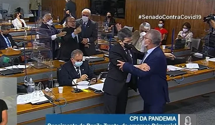 Vídeo: Renan Calheiros tenta agredir um colega senador durante a CPI da Pandemia