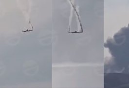 Avião militar se desintegrando no ar antes de cair na Geórgia com 20 pessoas a bordo