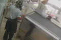 VÍDEO: Homem é preso por agredir companheira e ameaçar funcionária de estabelecimento em Maceió