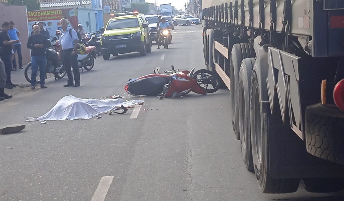 Mulher morre esmagada em acidente de uma moto com duas carretas em Arapiraca