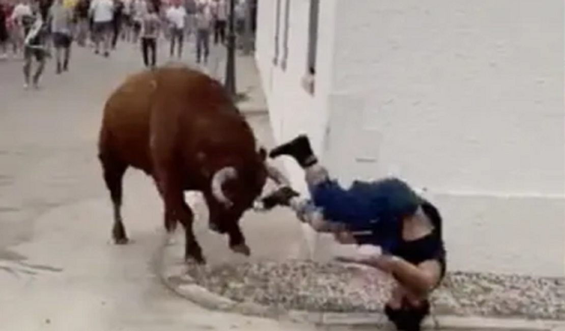 VÍDEO. Mulher 'distraída' no celular é atacada por touro na Espanha